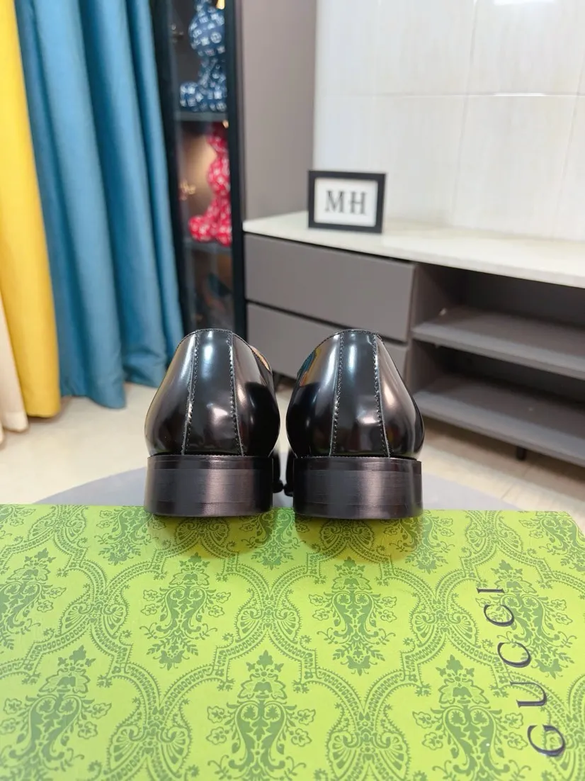 Men's Men's Shoes 💰520🌹🌹Niuli [GUCCI Gucci] A new style of formal men's leather shoes is coming~ The original quality upper is made of patent leather imported from Italy, the leather is soft and delicate, comfortable and soft first-layer cowhide lining, rubber wear-resistant outsole, the shoe shape is dignified and domineering, and the luxury charm cannot be concealed! The natural and free nouveau riche leads the trend. Code number: 38-44